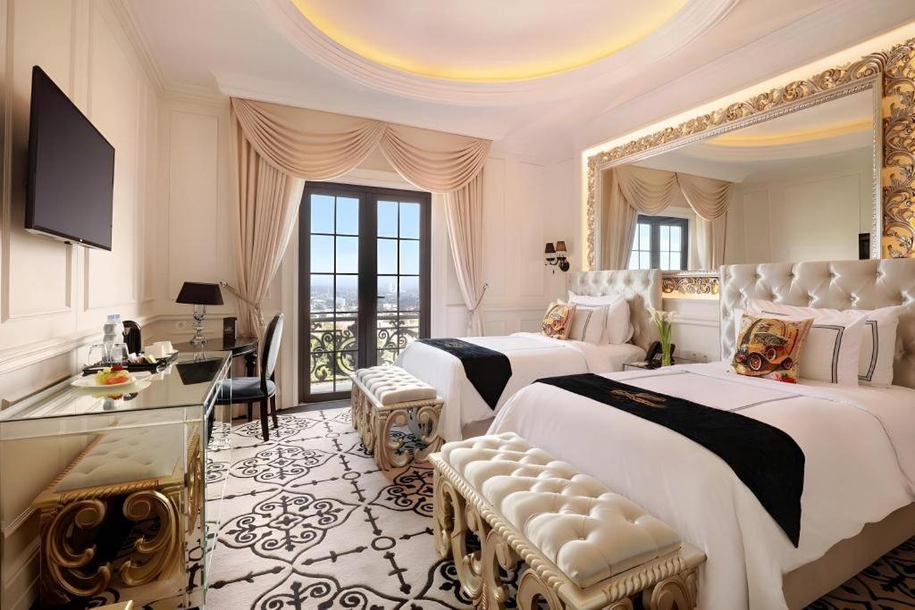 SultranzHoliday | 10 hotel jogja instagramable untuk Staycation Lafayette Boutique Hotel | Rooftop pool dan view Lafayette Boutique Hotel, hotel jogja instagramable yang mewah untuk staycation bergaya Paris.