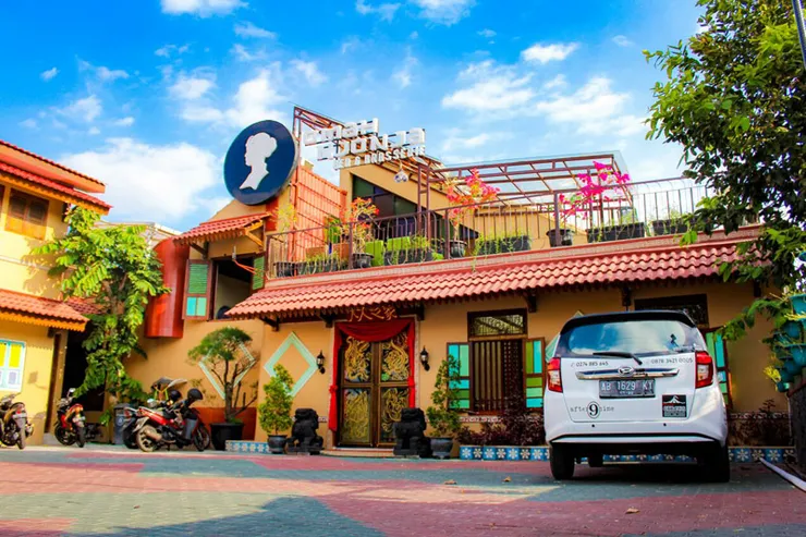 SultranzHoliday | 10 hotel jogja instagramable untuk Staycation 13 omah njonja bed brasserie homey dengan kolam renang cantik