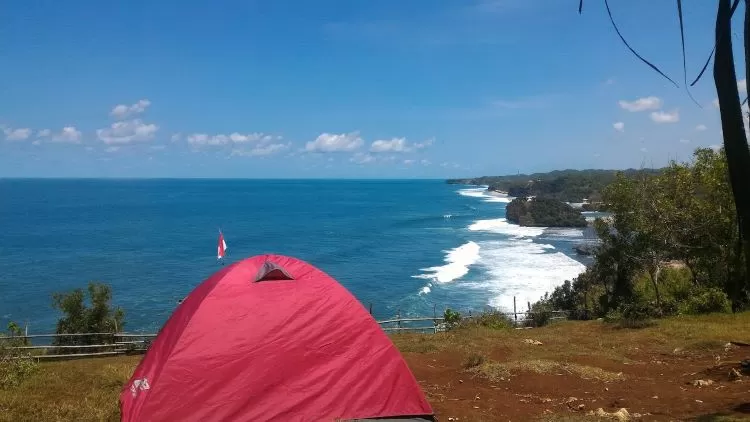 SultranzHoliday | 7 Spot Camping Jogja Hits dengan Pemandangan Terbaik 2. Pemandangan dramatis dari Puncak Kosakora, salah satu spot camping Jogja hits di tebing yang menghadap laut.