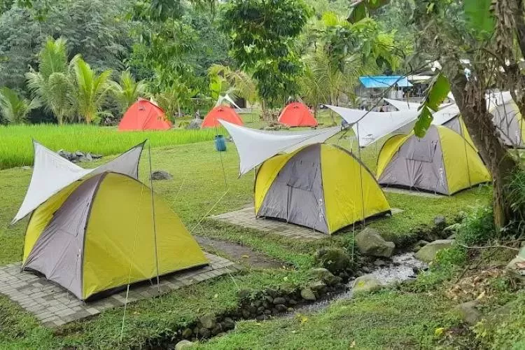 SultranzHoliday | 7 Spot Camping Jogja Hits dengan Pemandangan Terbaik 5. Fasilitas area outdoor dan sungai jernih di Ledok Sambi, spot camping Jogja hits yang cocok untuk keluarga dan piknik
