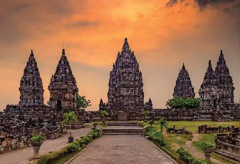 SultranzHoliday | Itinerary Jogja 3 Hari 2 Malam untuk Liburan Seru dan Berkesan Keagungan Candi Prambanan, inti dari itinerary Jogja 3 hari 2 malam yang fokus pada situs warisan budaya.