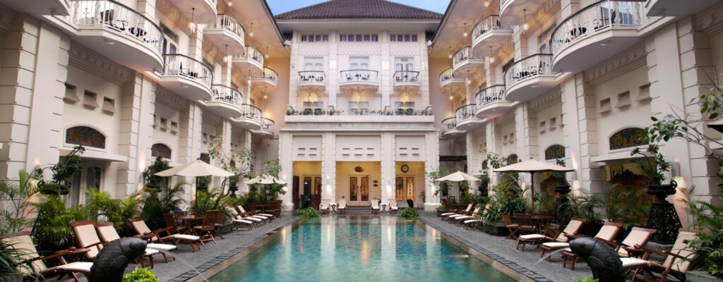 SultranzHoliday | 10 hotel jogja instagramable untuk Staycation  The Phoenix Hotel Yogyakarta |  Interior lobi The Phoenix Hotel yang megah, contoh hotel jogja instagramable bergaya kolonial.